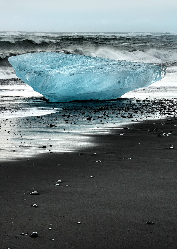 黑火山灰沙滩遍布钻石冰块 摄影师定格冰川湖