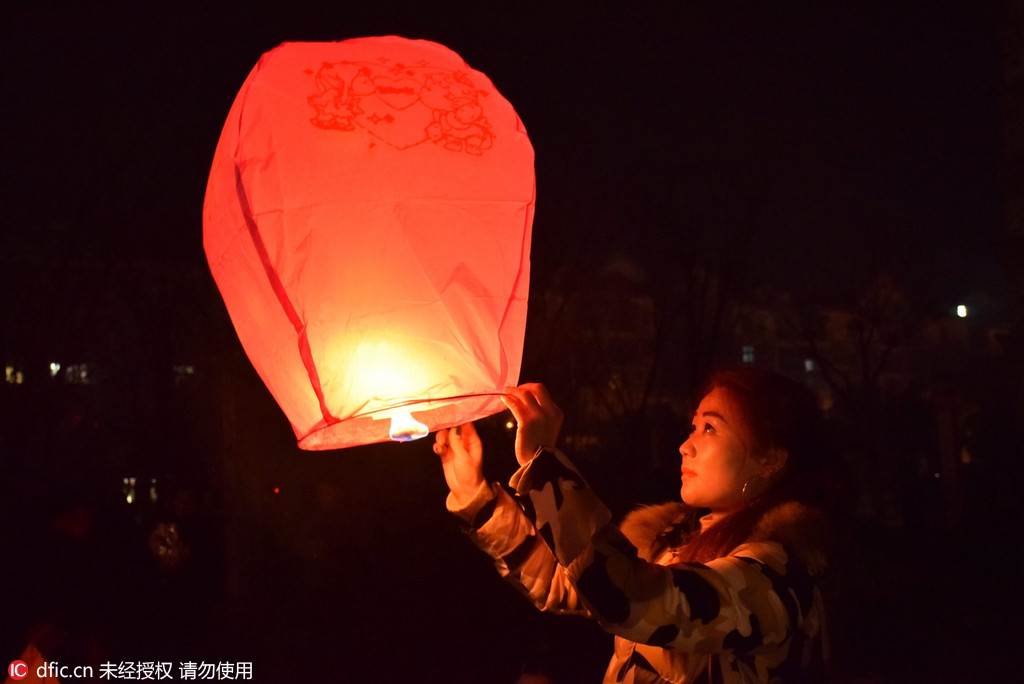 河南元宵节万人放飞孔明灯许愿明天美好生活3