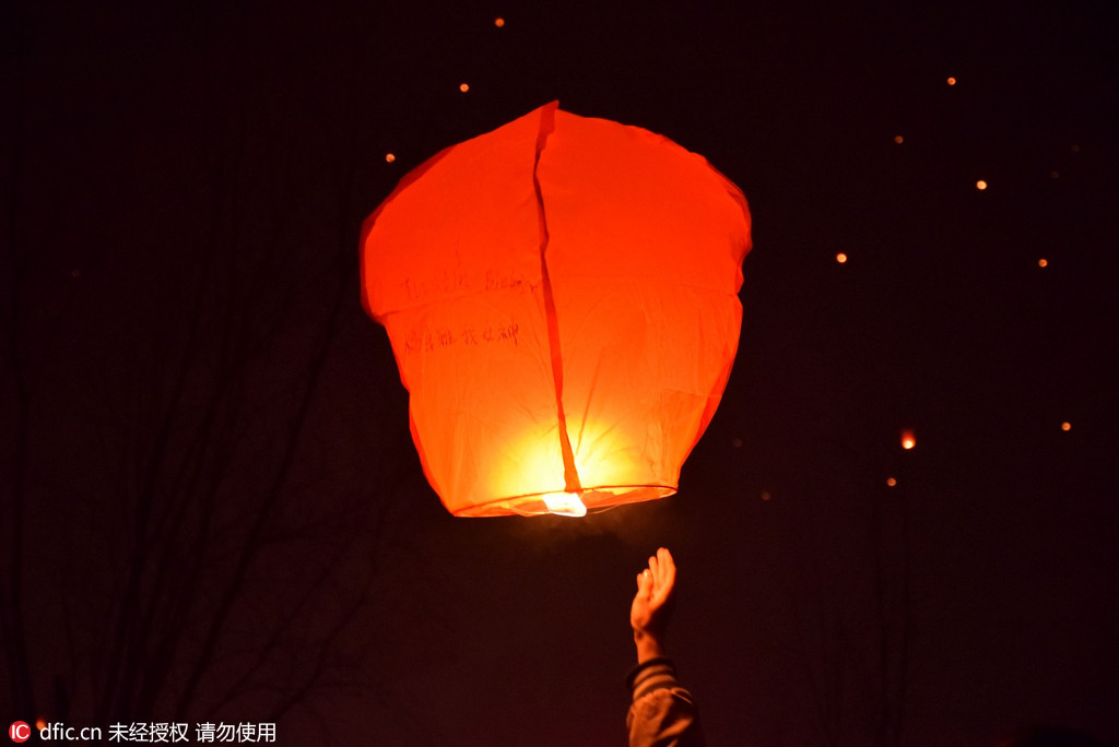 河南:元宵节万人放飞孔明灯 许愿“明天”美好生活--图片频道--人民网