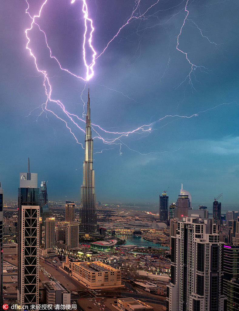摄影师捕获闪电击中迪拜塔塔顶一幕 画面震撼