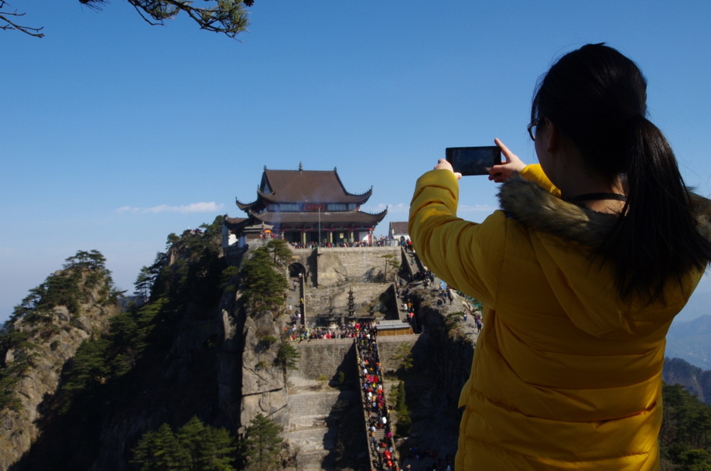 2月10日，在安徽池州九华山风景区，一名游客在 新华社记者 张紫赟 摄