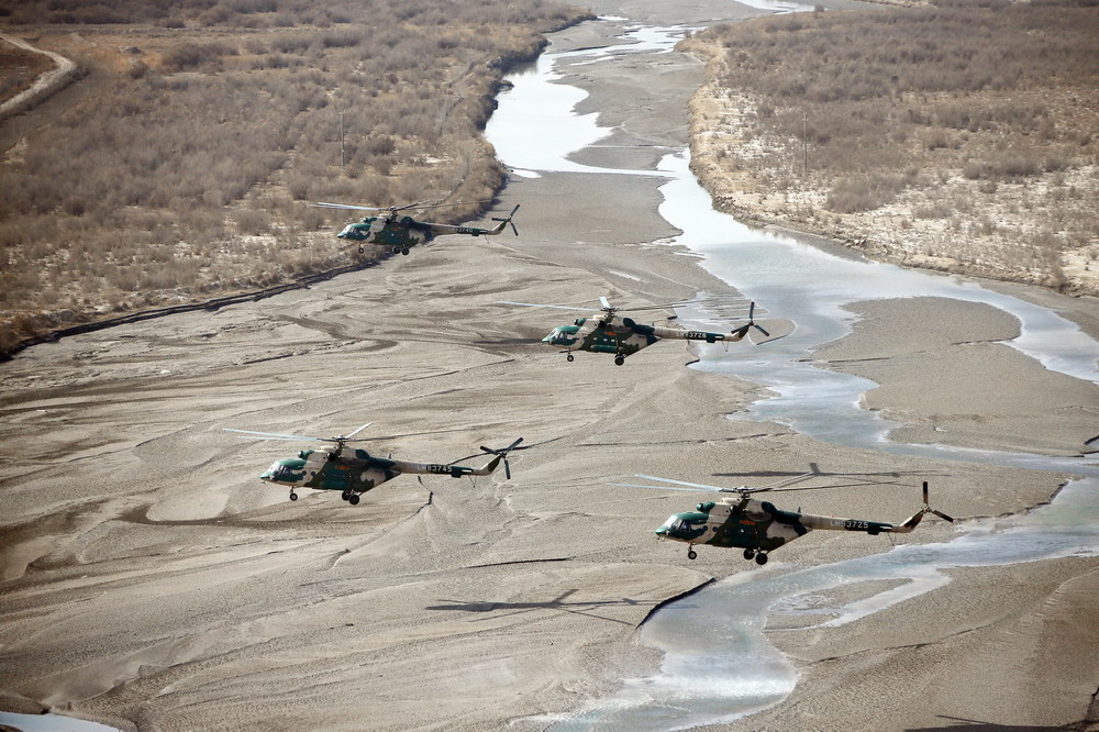 3月2日，新疆军区某陆航旅在昆仑山腹地进行实战化飞行训练。新华社发（王宁 摄）