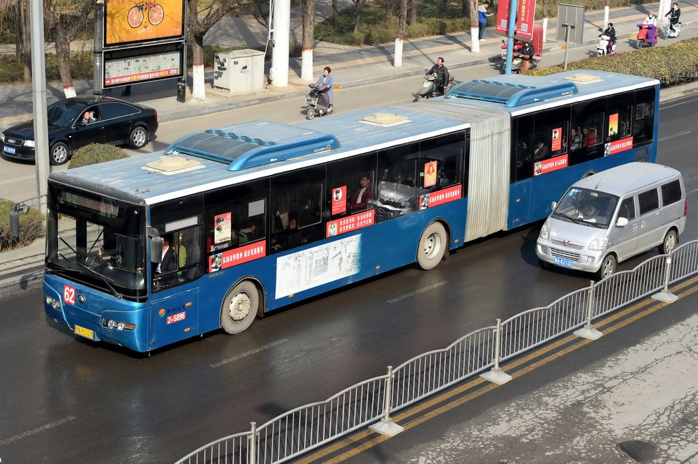 郑州:雷锋主题公交车 倡导市民学雷锋