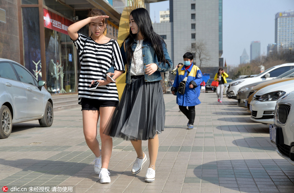 河北邯郸：气温猛飙至26度 市民出行“乱穿衣”一秒入夏 