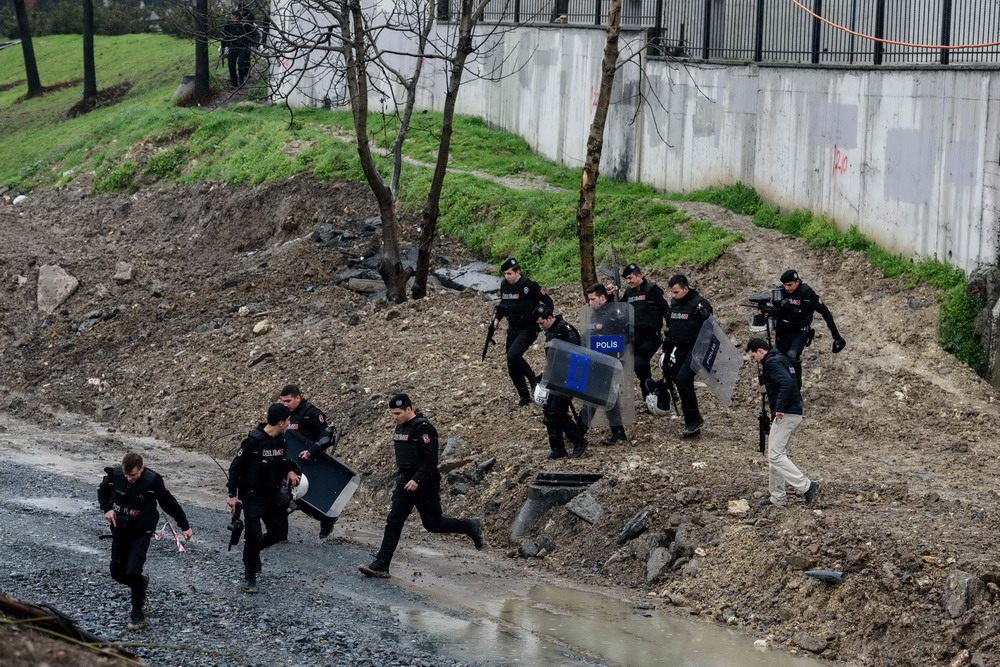 3月3日,在土耳其伊斯坦布尔,警察在遇袭防暴警察总部附近追捕袭击者.