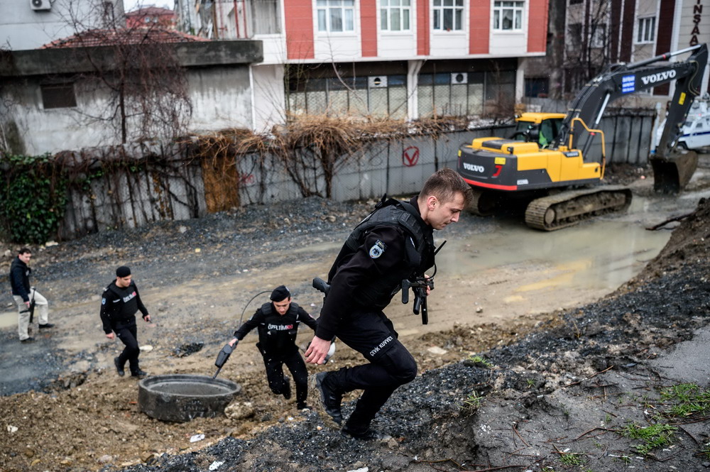 3月3日,在土耳其伊斯坦布尔,警察在遇袭防暴警察总部附近追捕袭击者.