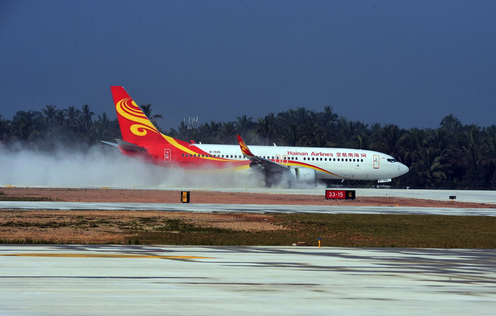 3月3日,海南航空波音737-800型客机平稳降落在博鳌机场上.