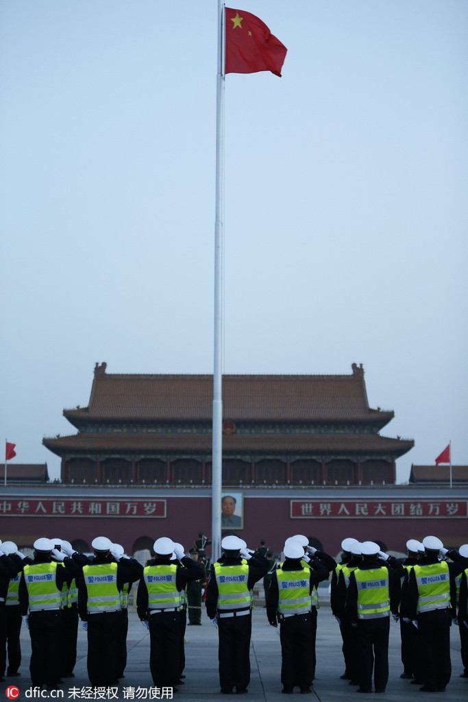 3月5日清晨,北京天安门广场举行升国旗仪式.