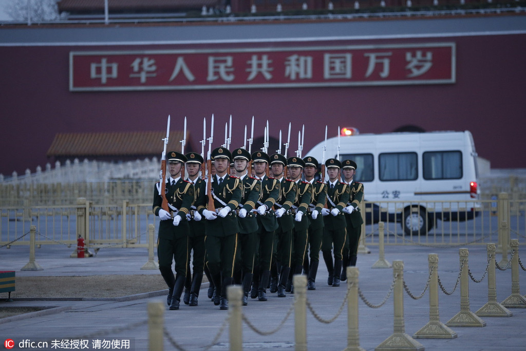 褪去喧嚣,庄严而肃穆,军人的英姿与国旗并肩迎接城市朝阳渐起.