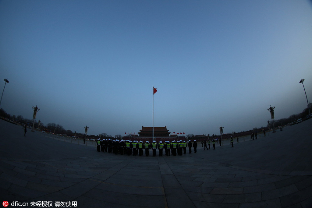 3月5日清晨,北京天安门广场举行升国旗仪式.