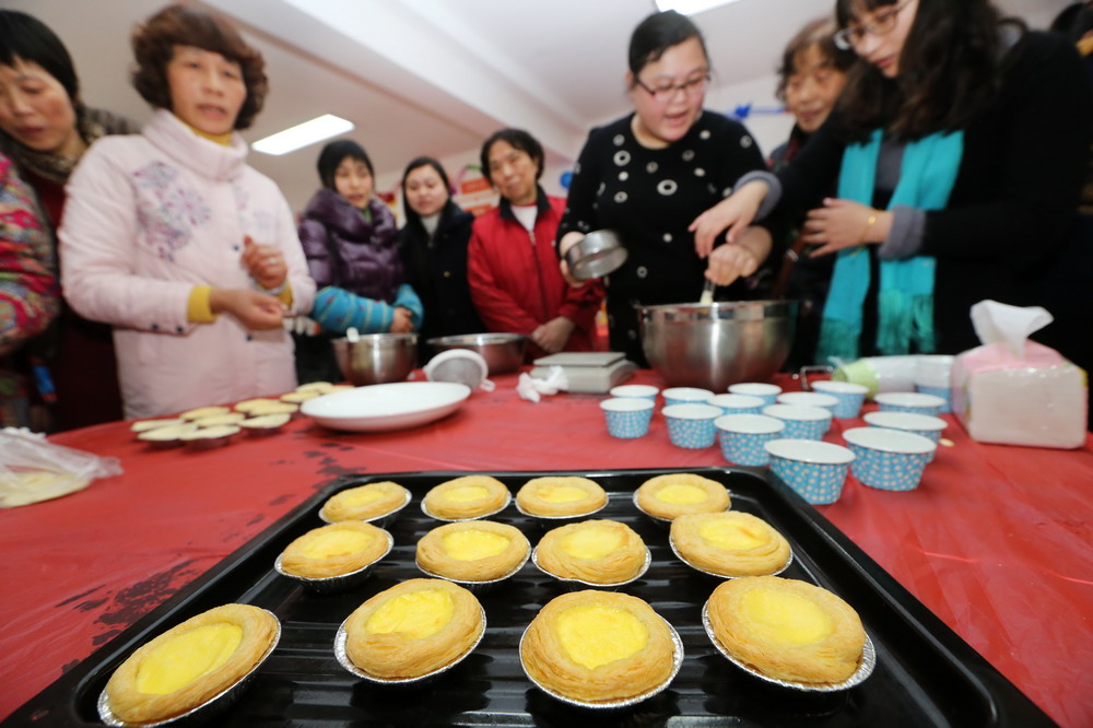 内的女职工代表,新市民,侨眷,失独家庭等举行"三八节浪漫烘焙diy"活动