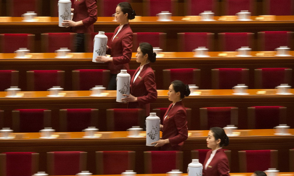 他们来自全国各地,经过严格的筛选,成为"两会服务员".