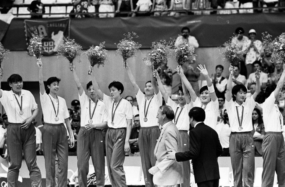 图为1992年8月7日,中国女篮队员在巴塞罗那奥