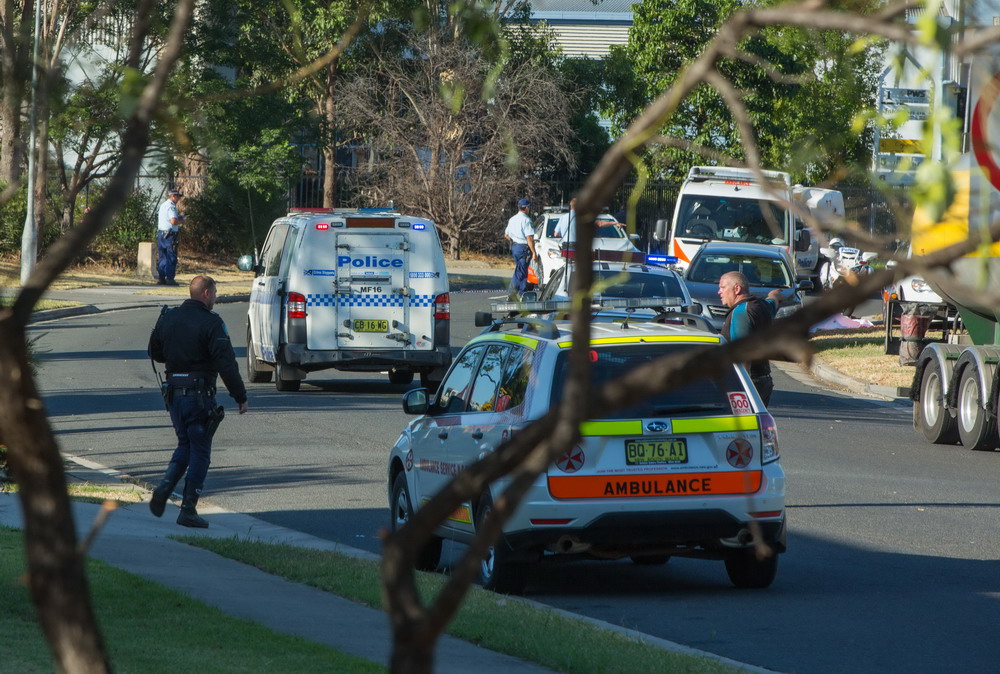 3月7日，在澳大利亚悉尼，警车和救护车停在枪击现场附近。新华社发（朱宏业摄）