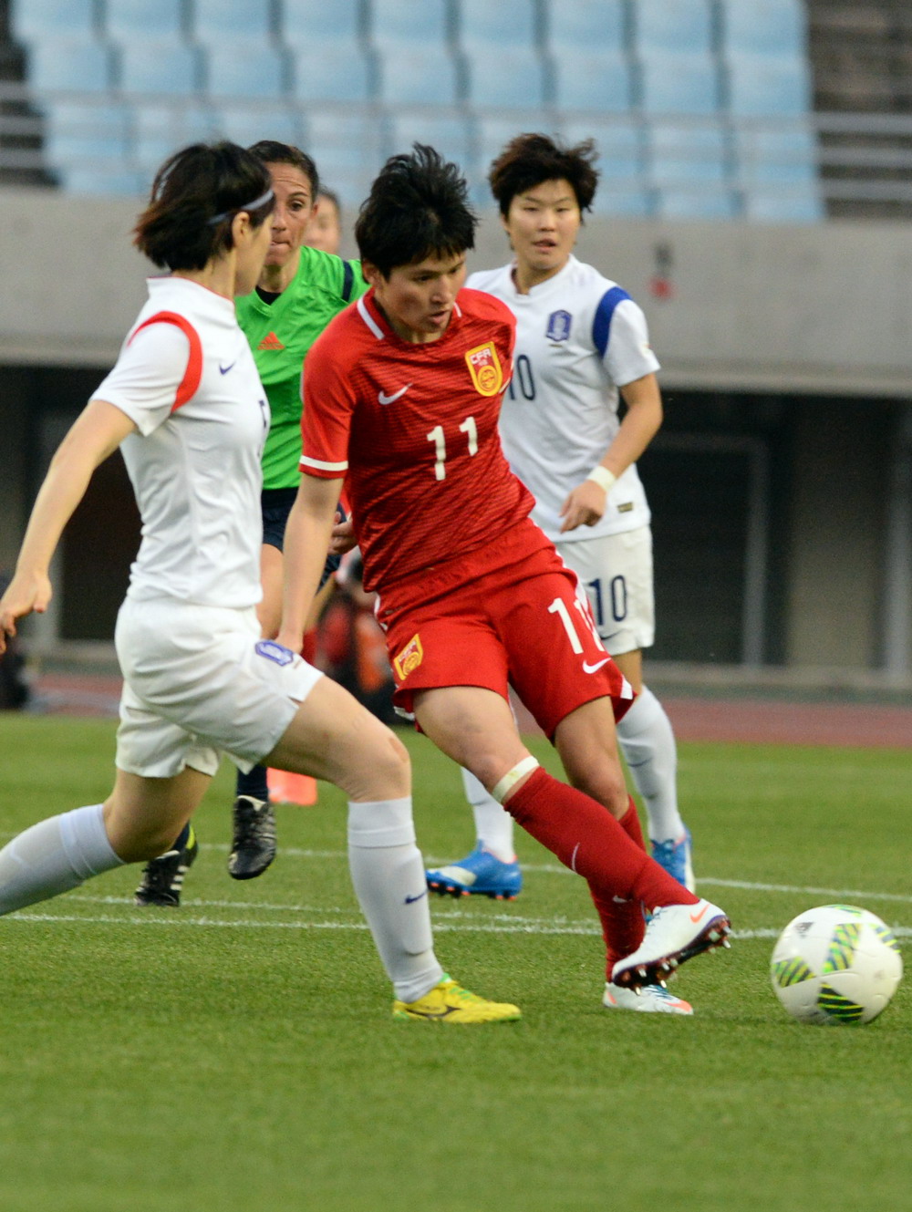 图为2016年3月7日,中国女足队员王珊珊(前右)