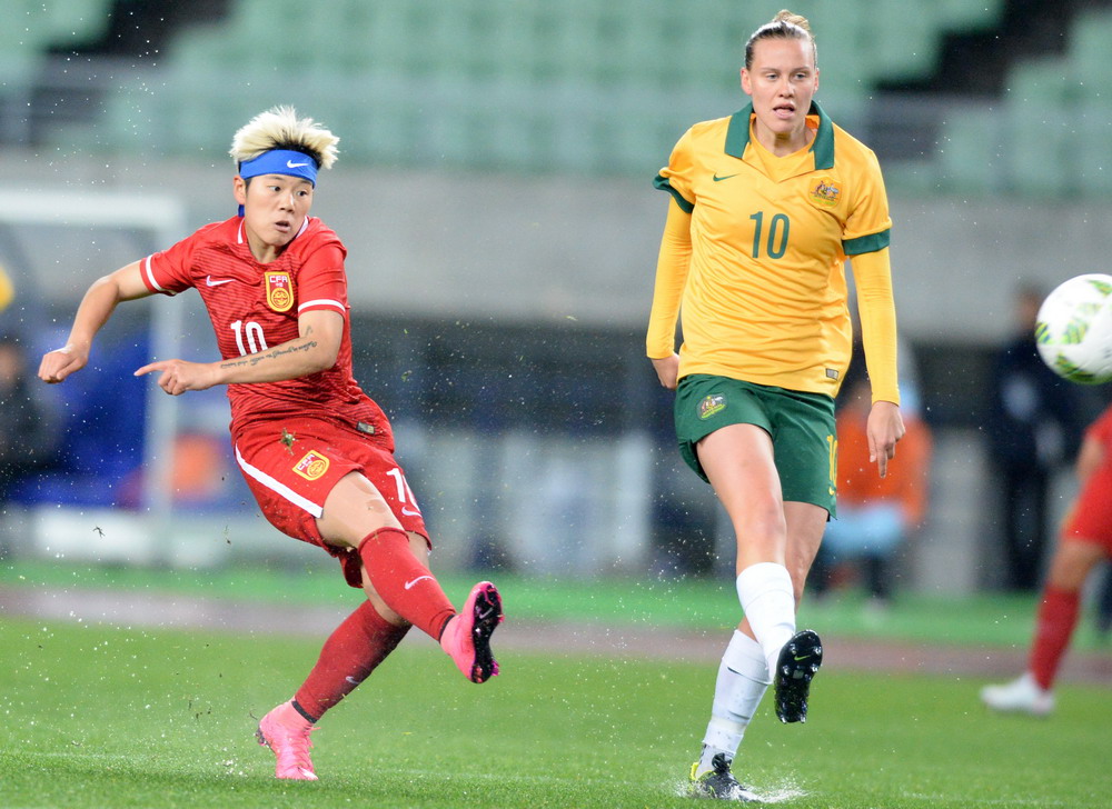 足球--女足奥预赛:中国战平澳大利亚