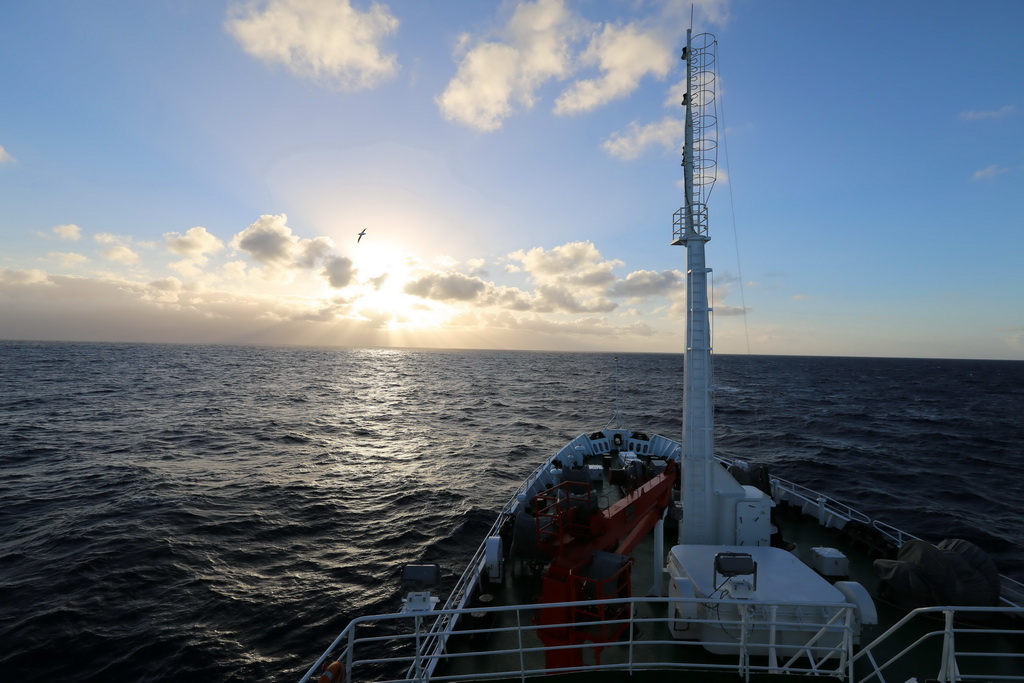 中国科考船“大洋一号”在毛里求斯补给后，赶赴西南印度洋作业区（3月10日摄）。 新华社记者 杨维汉 摄