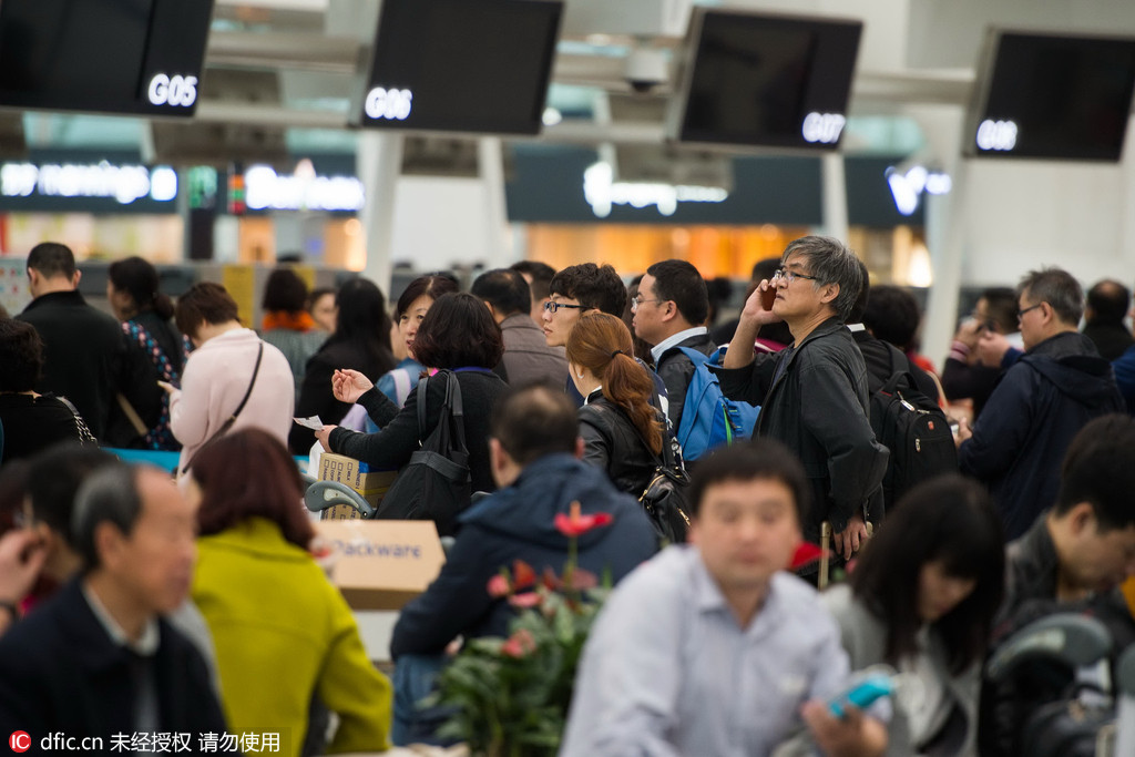 暴雨袭击深圳 航班大面积延误