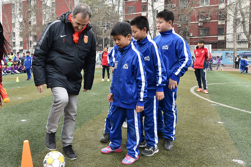中国女足主教练布鲁诺·比尼与小球员面对面传