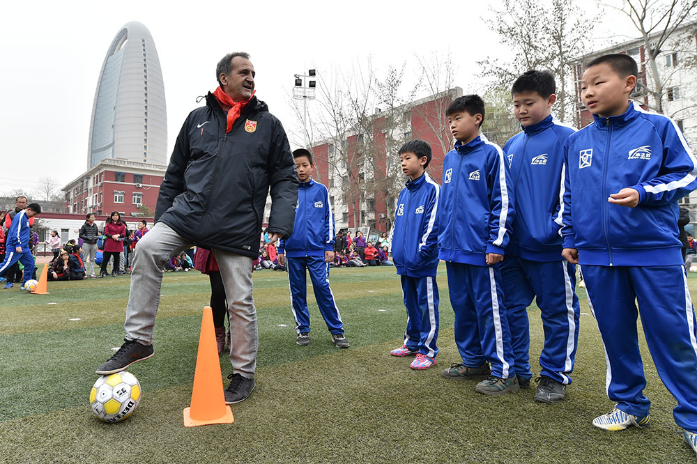 中国女足主教练布鲁诺·比尼走进小学校园与小