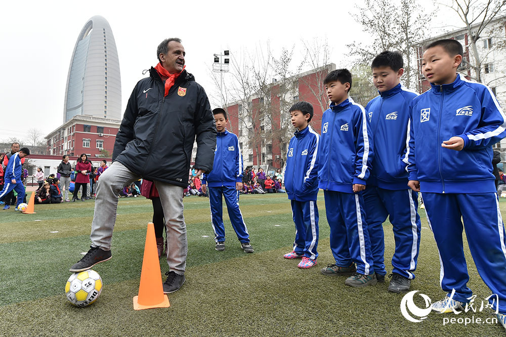中国女足主教练布鲁诺·比尼走进小学校园与小