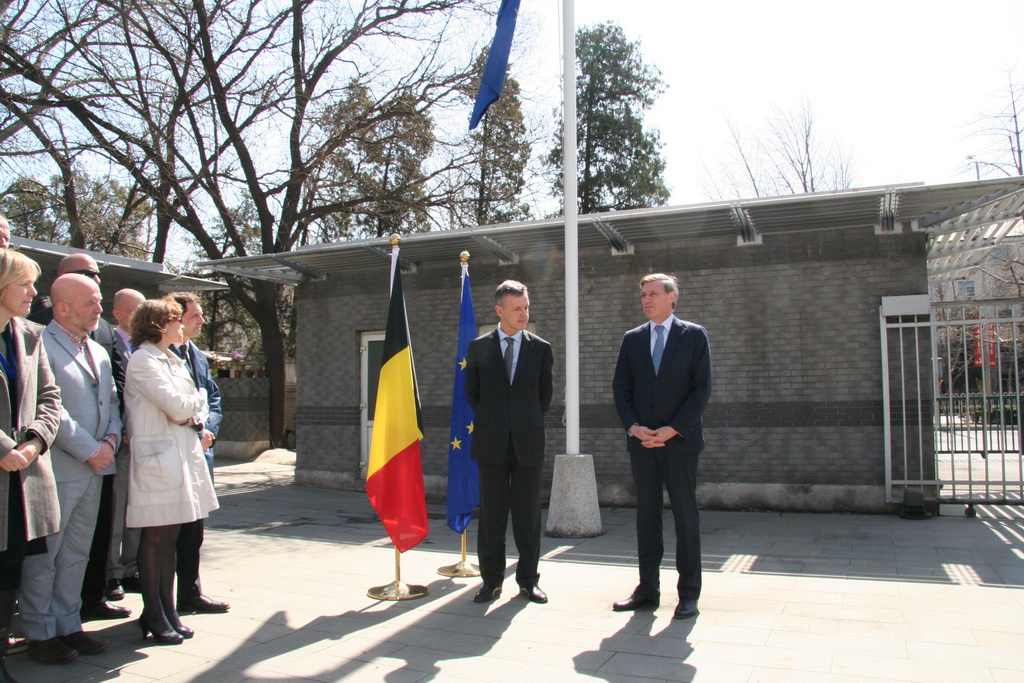 欧盟驻华代表团及比利时使馆降半旗 向爆炸受害者致哀