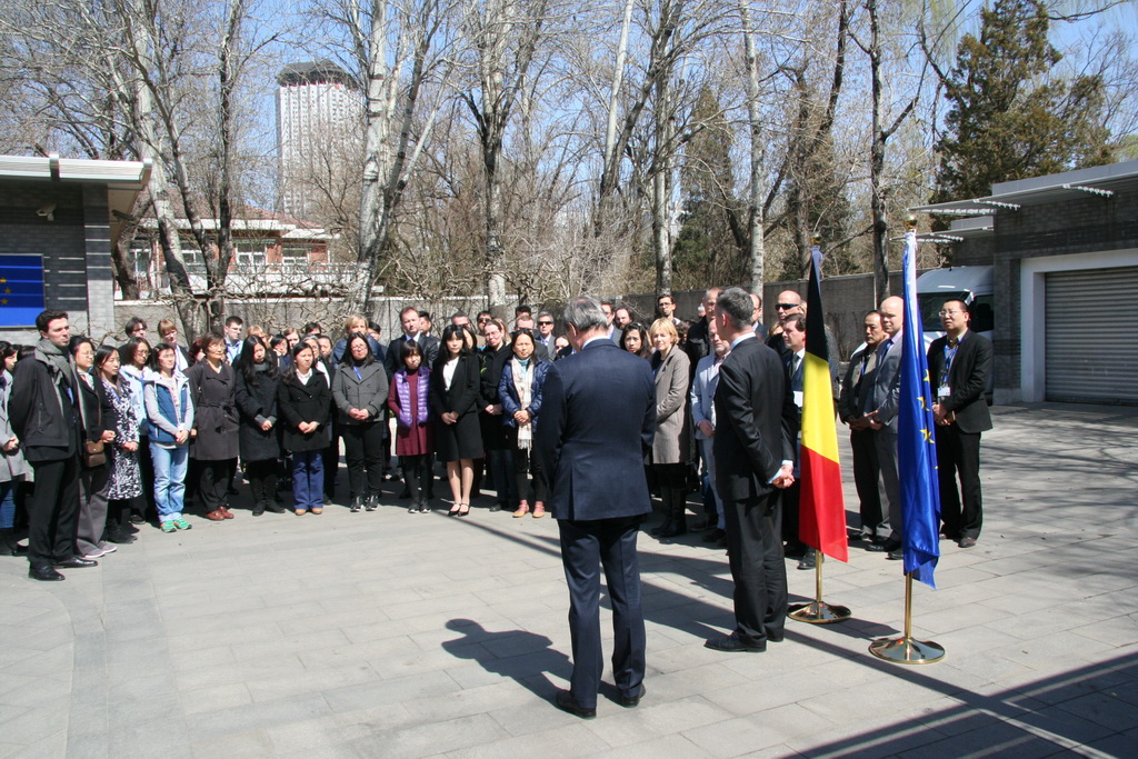 欧盟驻华代表团及比利时使馆降半旗 向爆炸受