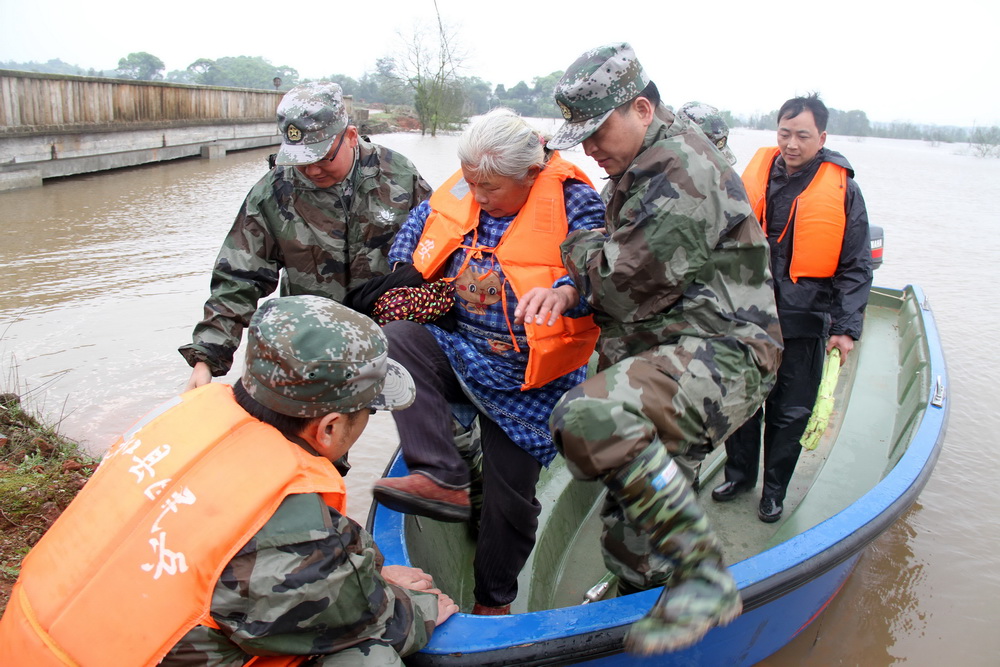江西泰和遭遇洪水 受灾村民安全转移