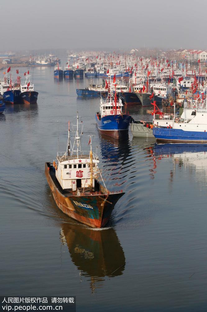2016年3月27日，在江苏省连云港市赣榆区青口渔港，远洋渔轮出海准备开始捕捞作业。 