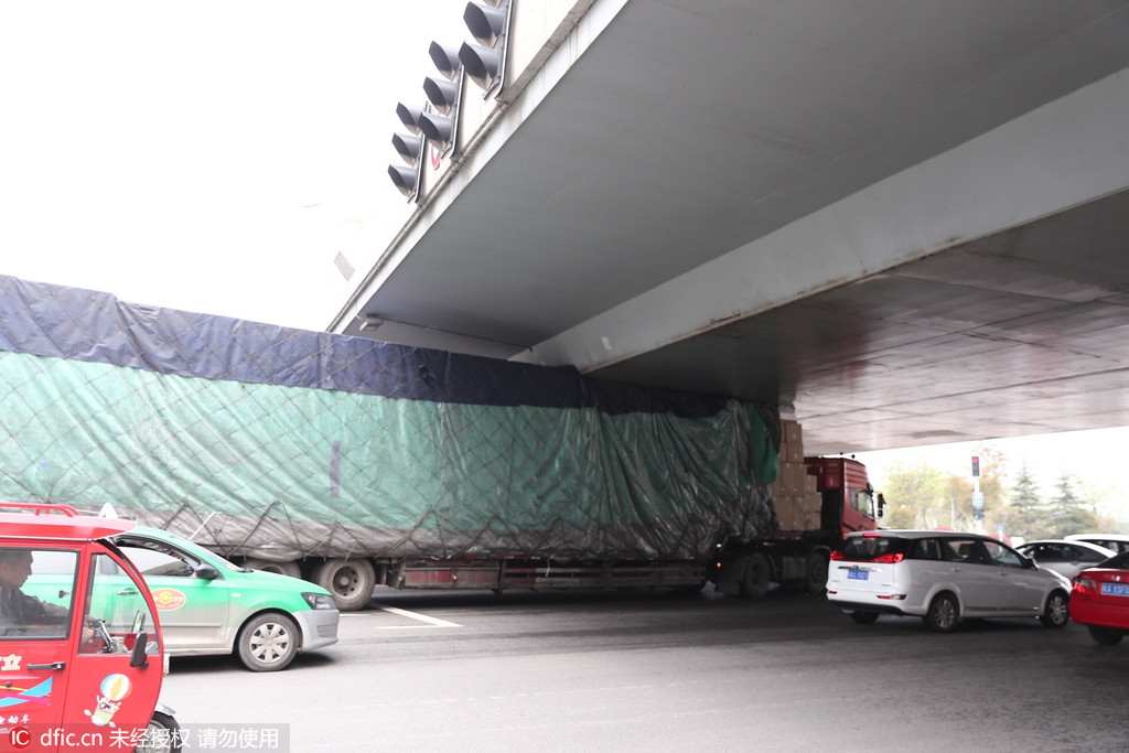 合肥一大货车满载空调被卡高架桥 。东方IC