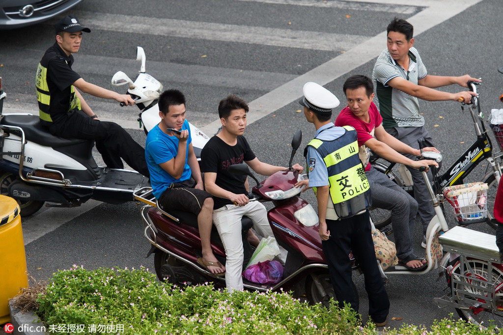 深圳交警查扣超标电单车 车主加速逃,警察紧拽车尾