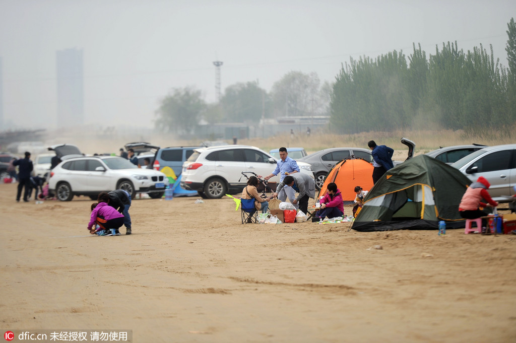 济南:黄河滩成私家烧烤街 垃圾遍地污染黄河水