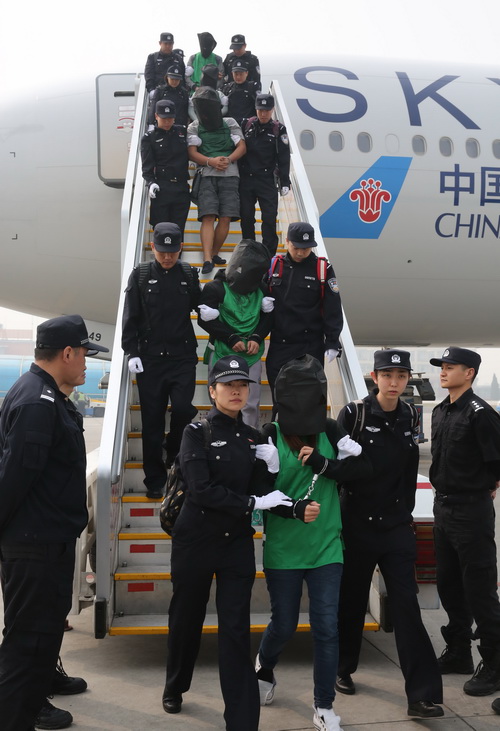 4月13日,在北京首都机场, 第二批电信诈骗犯罪嫌疑人被包机押解回国.