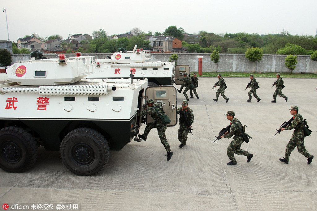 南京武警开展装甲车射击训练7