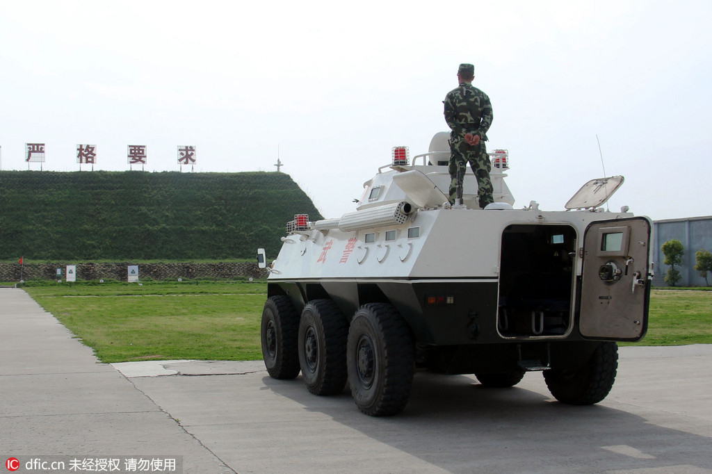 南京武警开展装甲车射击训练