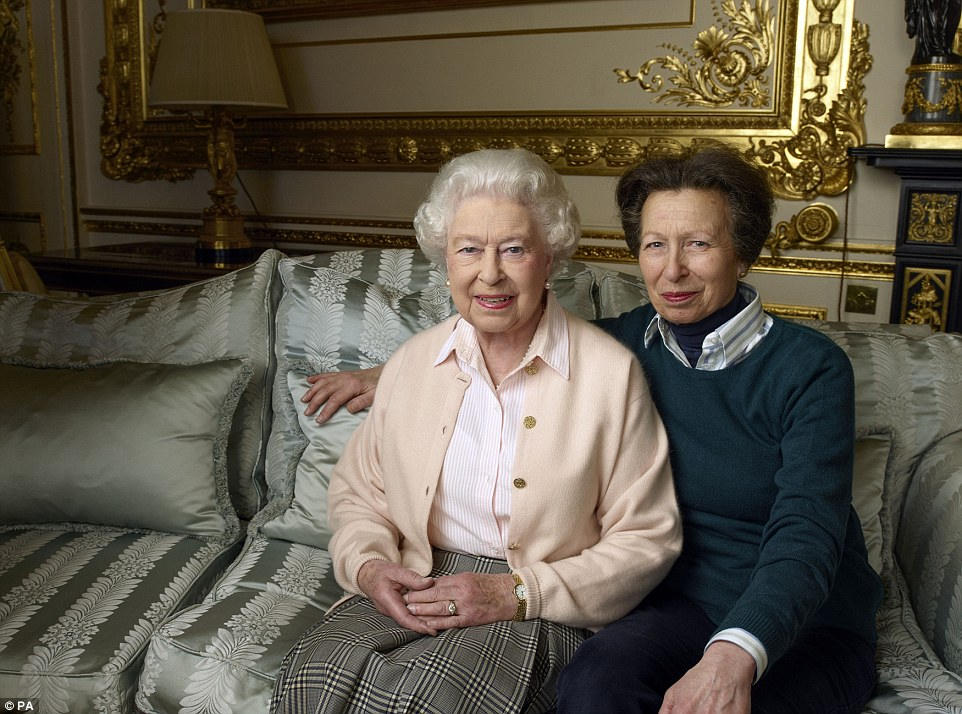 英国女王庆祝90岁大寿 祖孙满堂合照纪念(高清