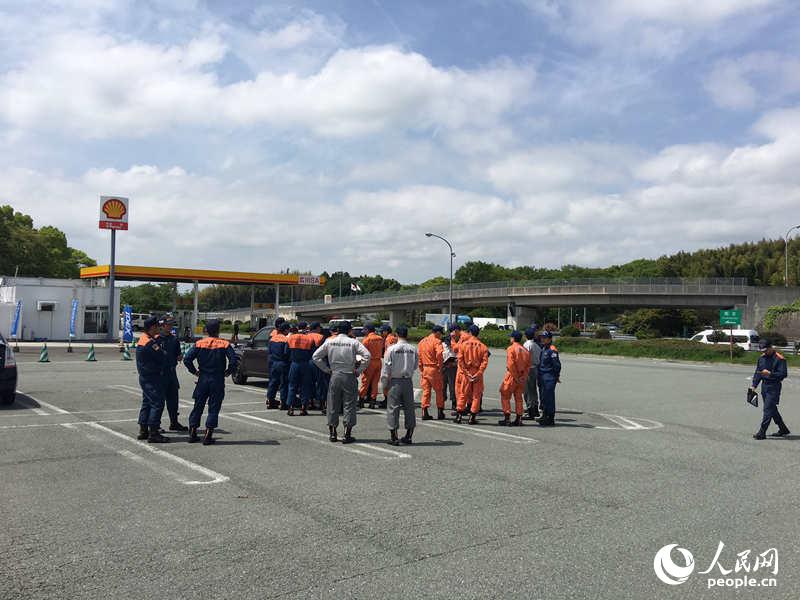 人民网记者高速公路目击日本自卫队车队赶赴熊本灾区