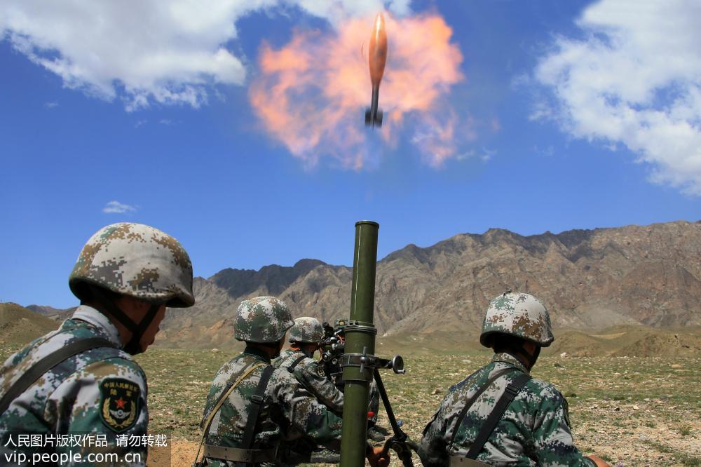 西部战区陆军某红军团:大漠戈壁锤炼部队作战