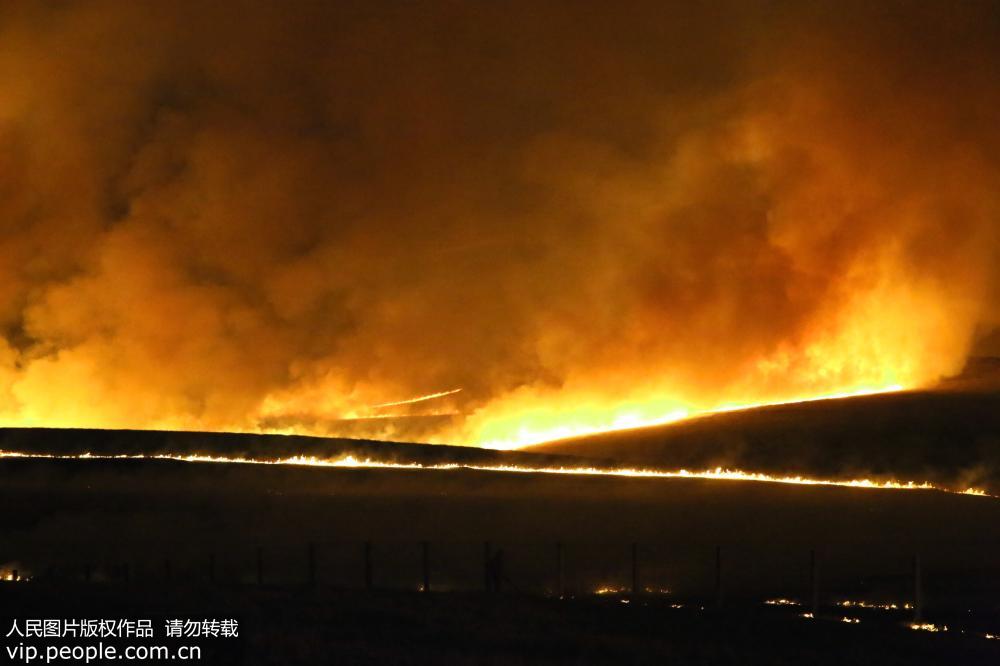 蒙古国草原大火频频袭扰 锡林郭勒盟武警一线