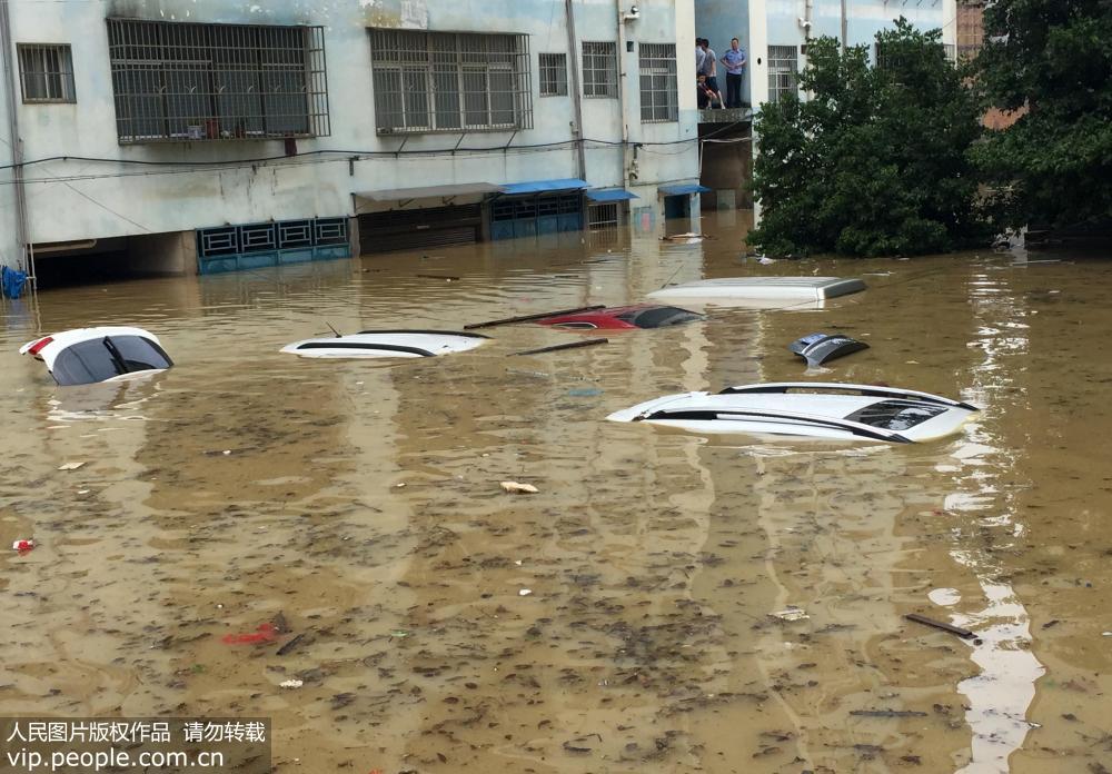 湖南道县遭龙卷风和暴雨袭击 汽车被没顶