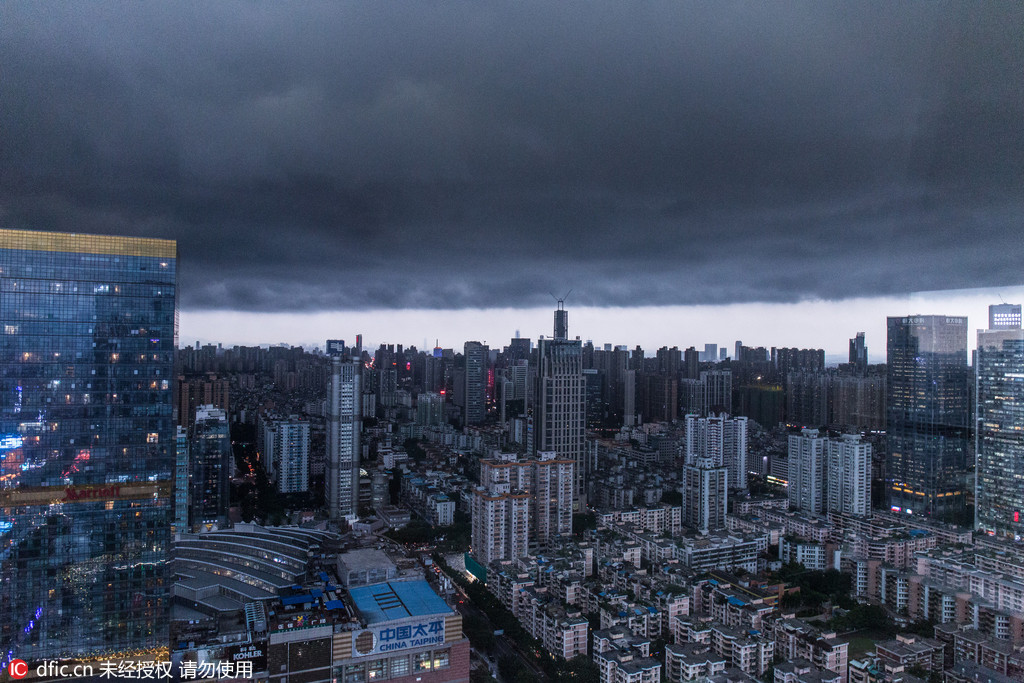 广州傍晚受雷暴云团笼罩 现一线天气象奇景