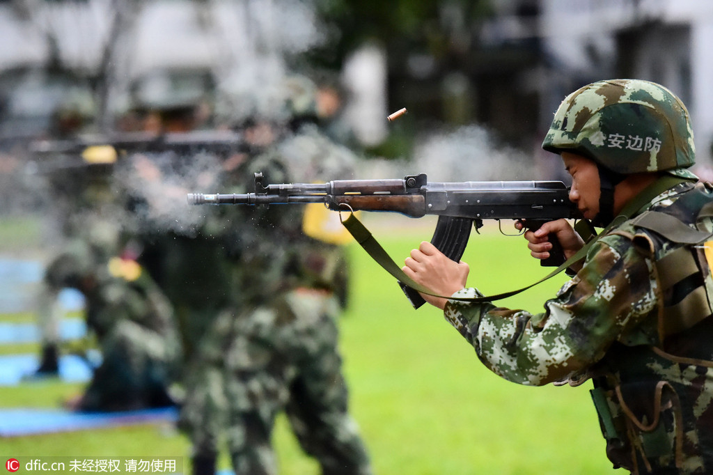 广东深圳武警大雨中举行军事竞赛3