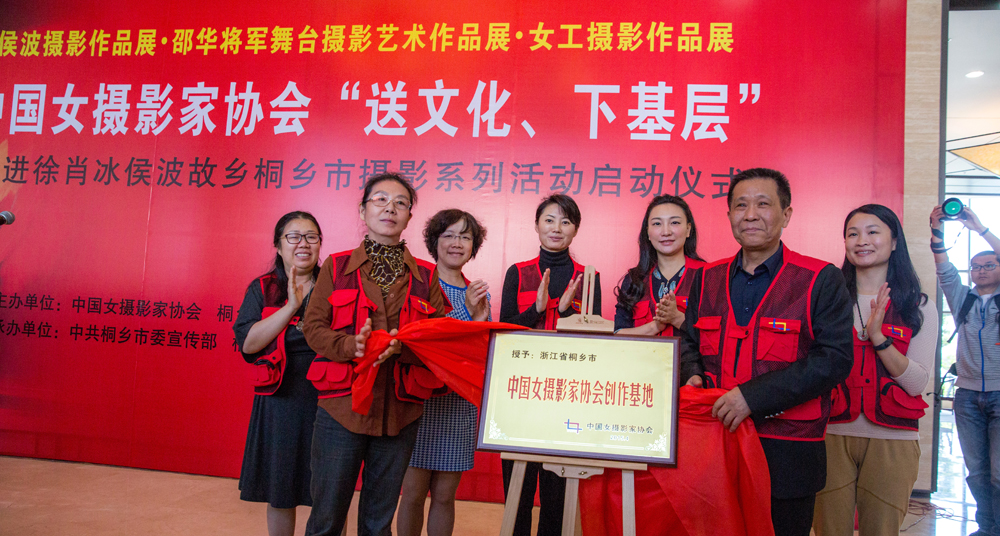 3.2015��4�£��й�Ů��Ӱ��Э��פ�ḱ��ϯ���鳤��������Э����ϯ�ų�Ա��ͩ������Э��ϯ��������ͬΪ���й�Ů��Ӱ��Э��ͩ���д������ء����� �������Ӱ