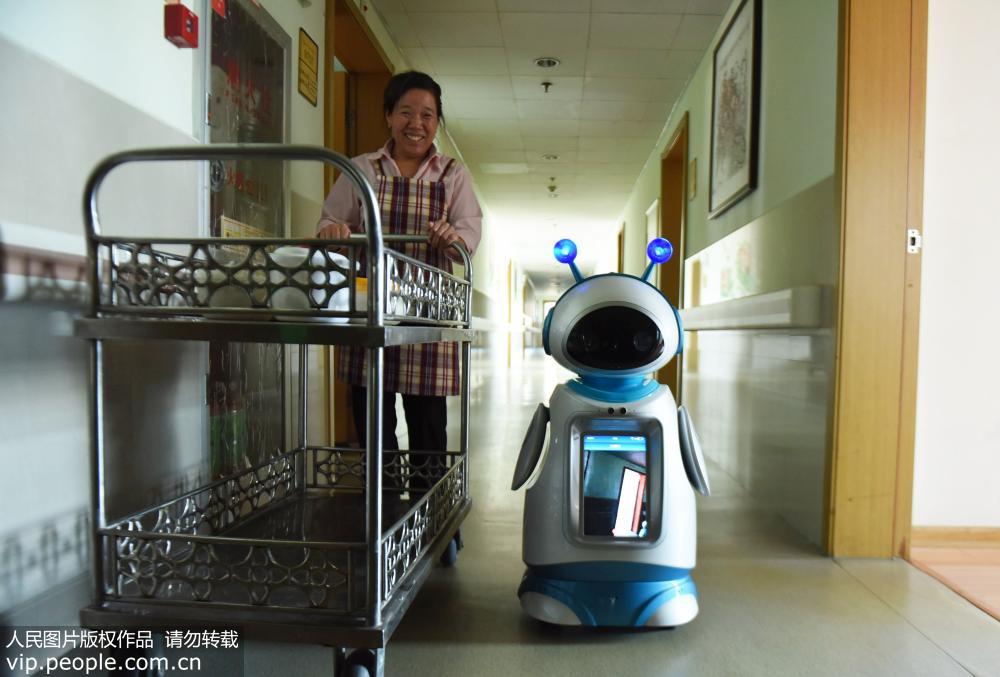 杭州首批智能养老机器人入驻养老院