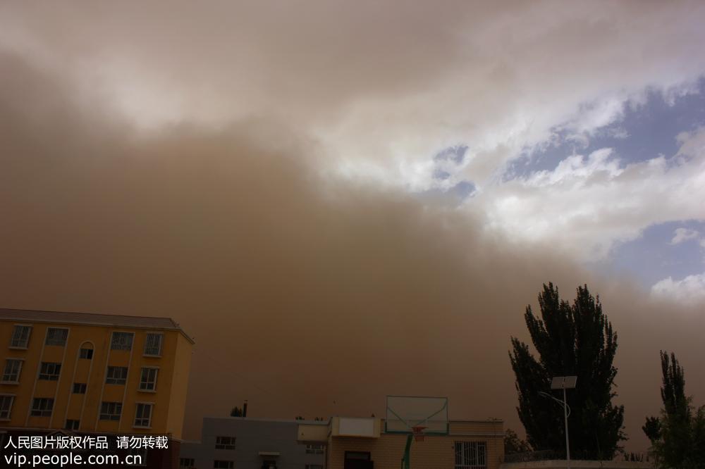 2016年5月18日，库车县遭遇强沙尘天气，塔里木乡区域上空蔚蓝天空瞬间被沙尘笼罩，黄沙弥漫。