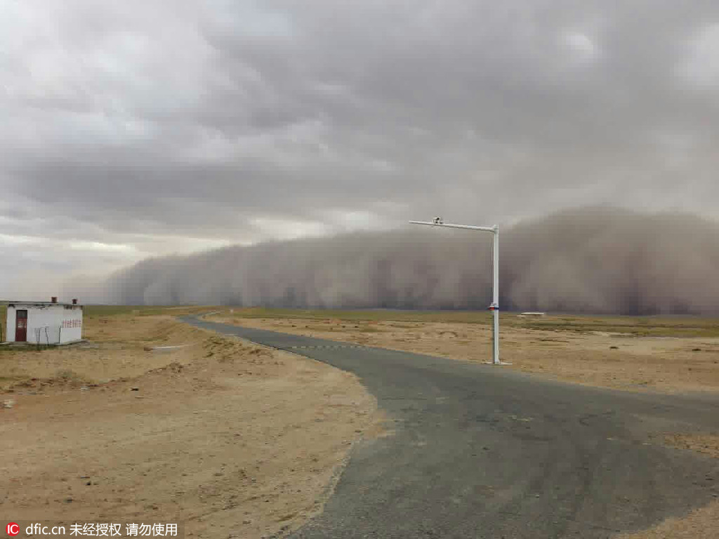 内蒙古乌兰察布市突发沙尘暴 百米沙墙遮天蔽