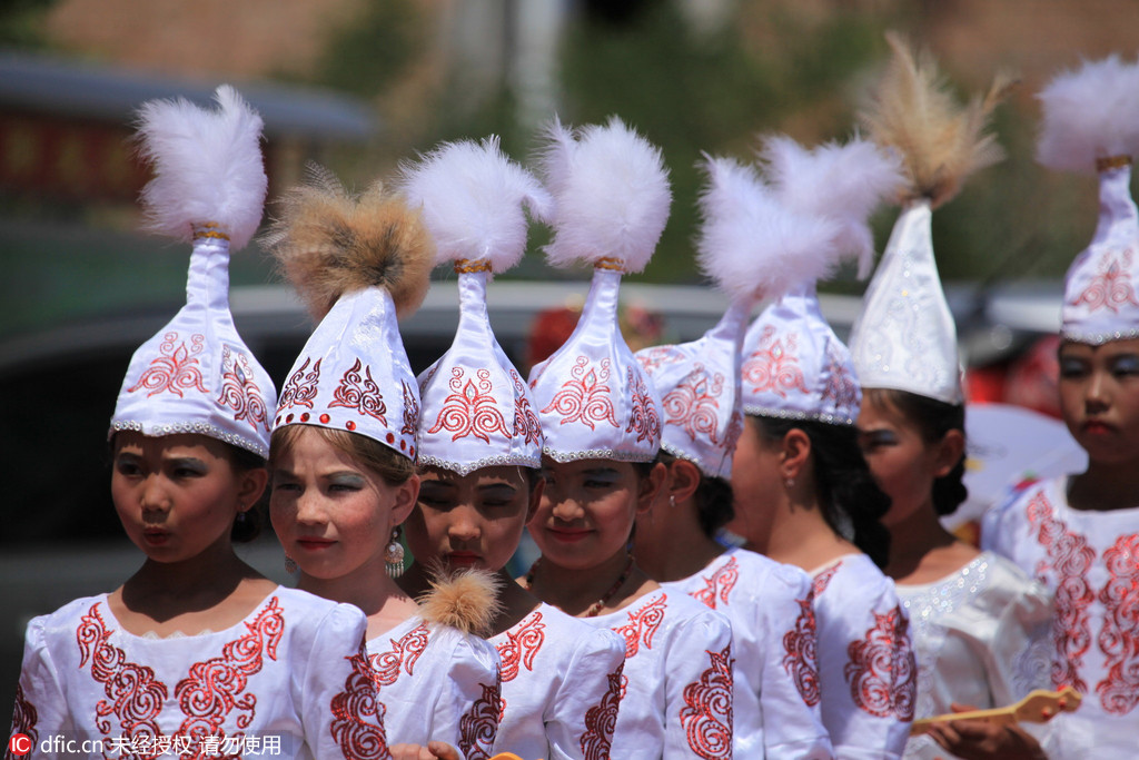 新疆哈密:镜头记录哈萨克族儿童不一样的"六一"节