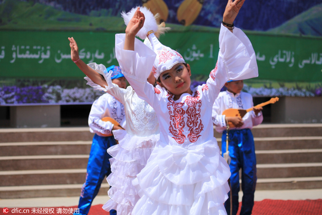 5月31日,六一儿童节前夕,新疆哈密市乌拉台哈萨克民族学校学生用舞蹈