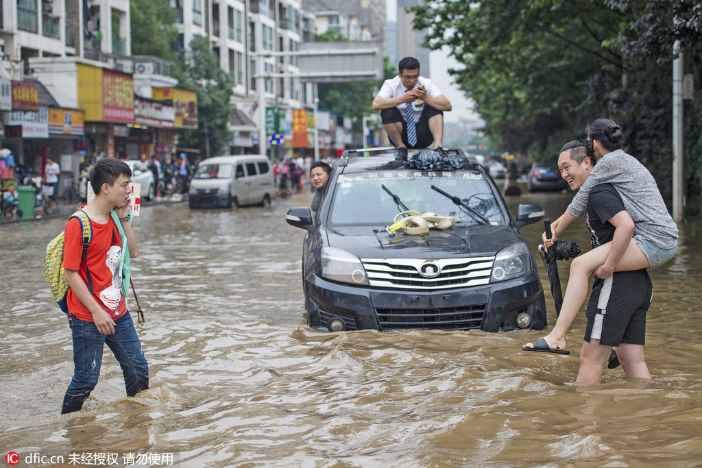 武汉迎来暴雨多处道路被淹如河流2