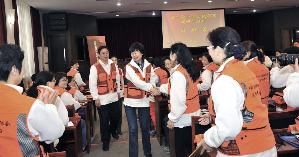 2.�й�Ů��Ӱ��Э����ϯ�����������Ļ������ɲ�ѧԺ��ί��Ǽ�����ѧԺԺ�����츻�μӵڶ������ް࿪ѧ����   �ż�����Ӱ